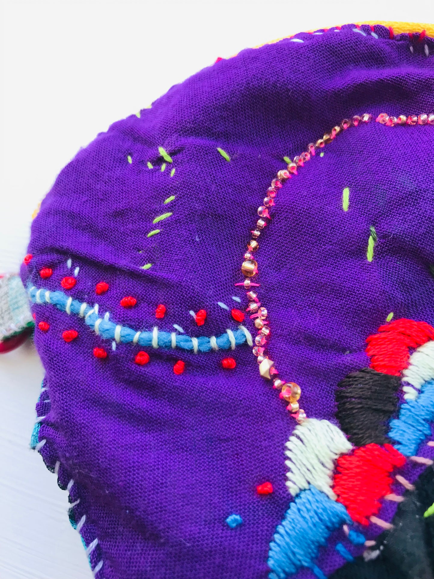 コインケース　ビーズ　手縫い　刺繍　布　小銭入れ ポーチ　ハンドメイド  1758