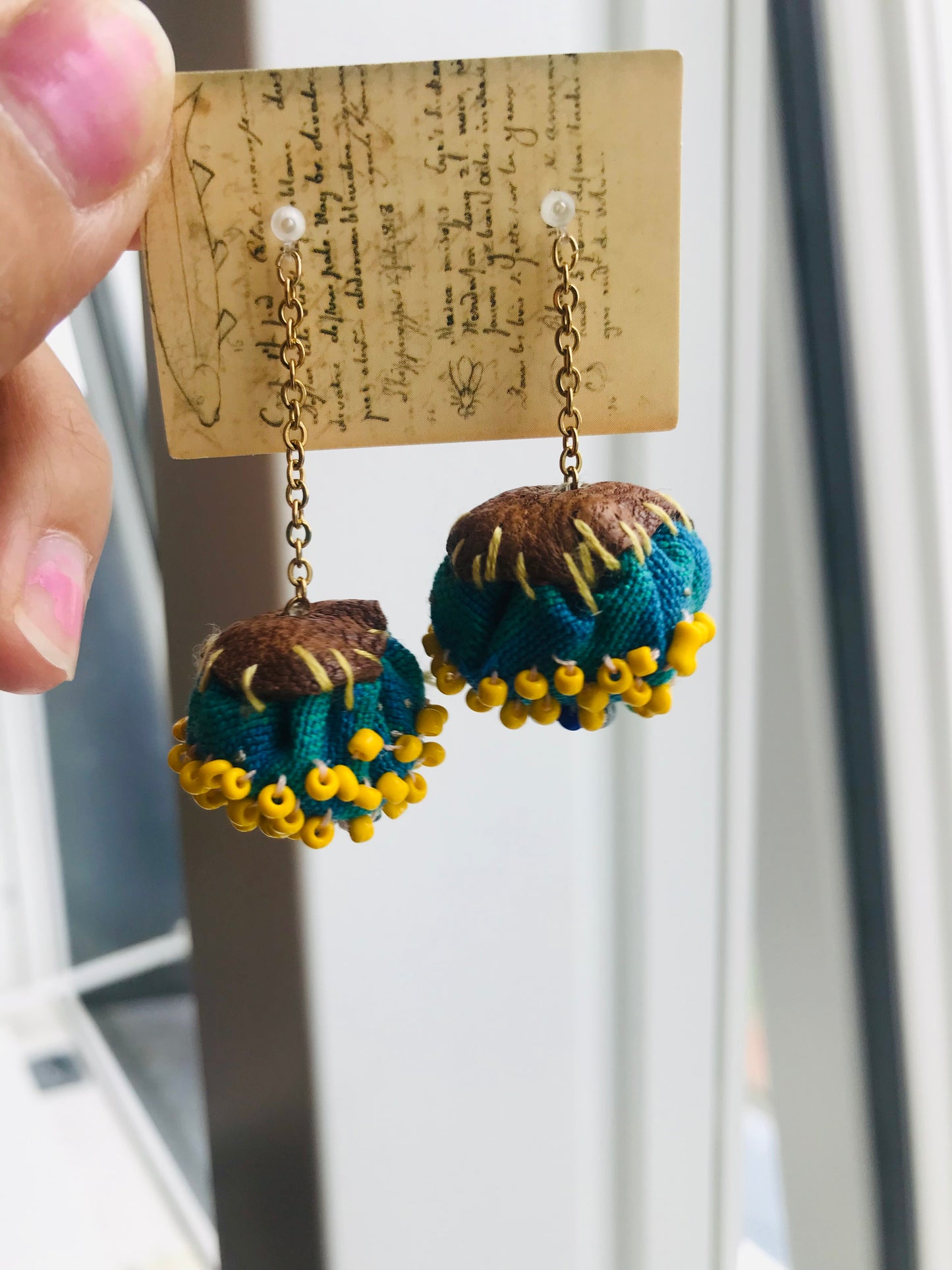 アクセサリー　手縫いのピアス　多分アシンメトリー　イヤリング　ビーズ　  布製　スローファッション　ハンドメイド　1843