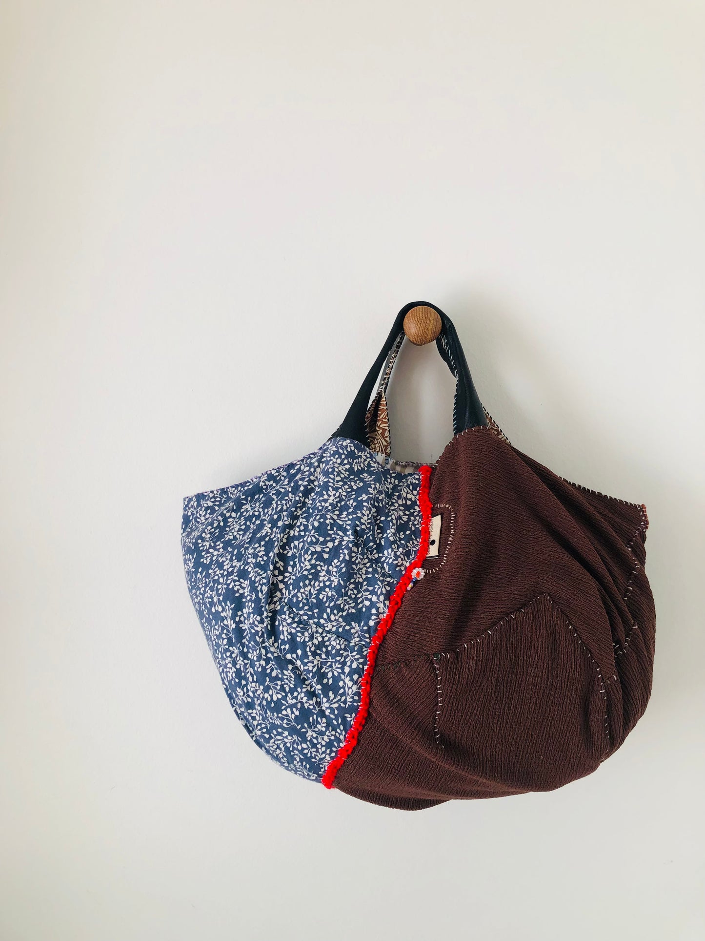 Bag 手縫いのバッグ 布製　トートバッグ　スローファッション　ハンドメイド　2508