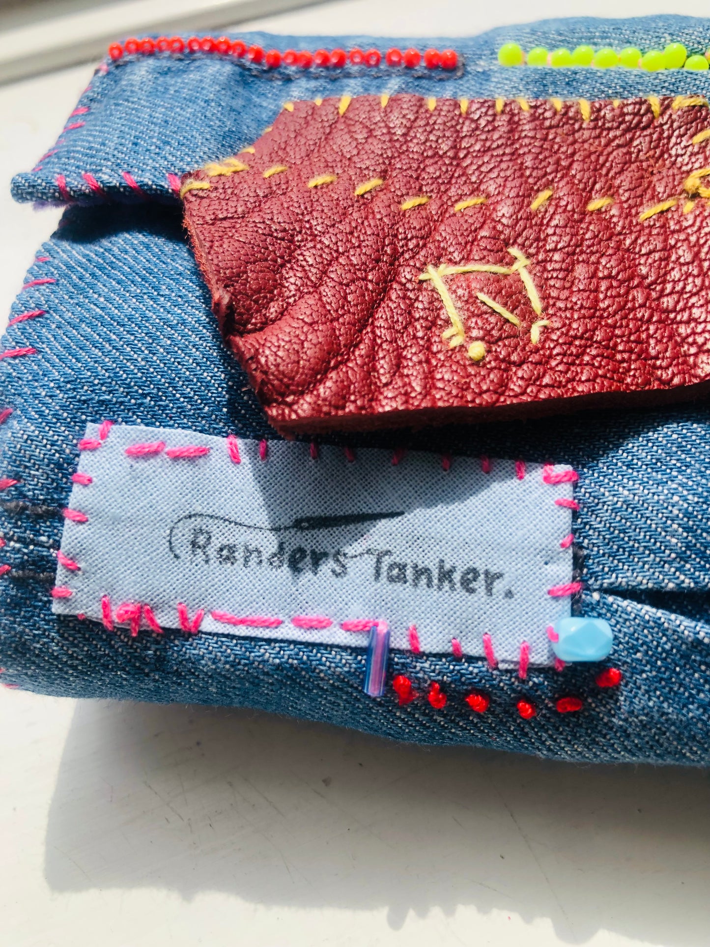 財布　布財布　ハンドメイド　手縫い　刺繍　パッチワーク　二つ折り　2496