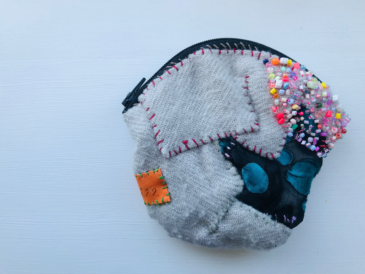 Mønthylster, perler, håndsyet, broderi, stof, møntpung, etui, håndlavet 1759