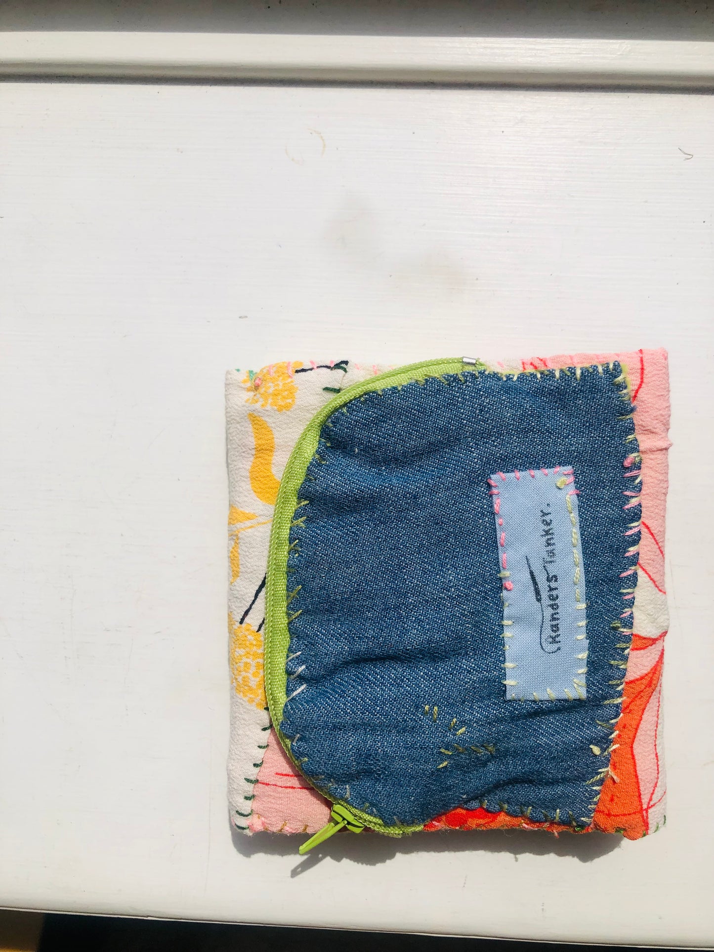 財布　布財布　ハンドメイド　手縫い　刺繍　パッチワーク　二つ折り　2491