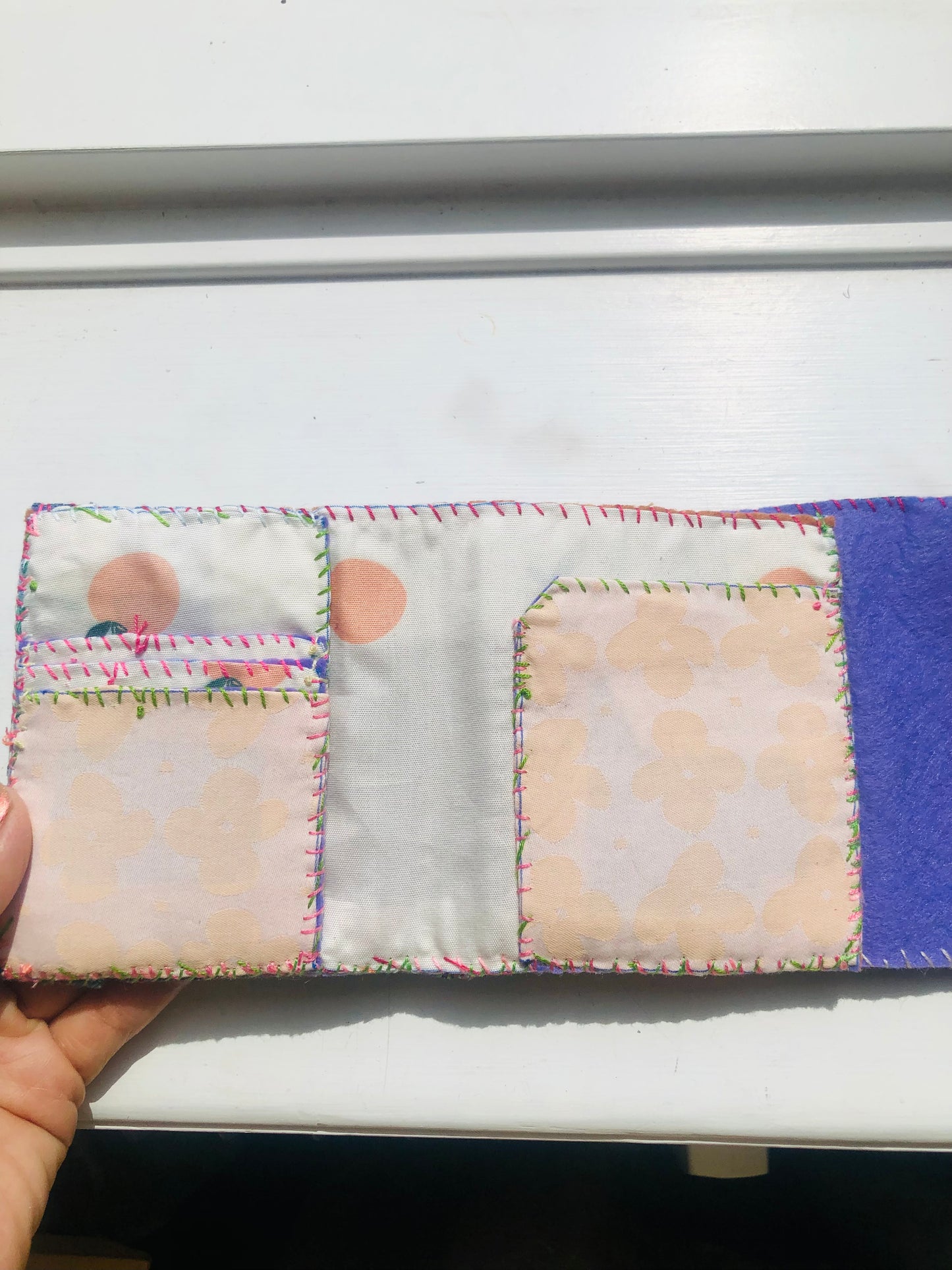 財布　布財布　ハンドメイド　手縫い　刺繍　パッチワーク　二つ折り　2496
