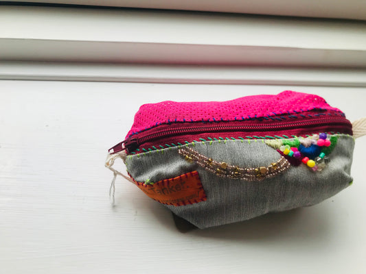 ポーチ　手縫い　布製　 ペンケース　小物入れ　ハンドメイド　ビーズ刺繍　2045