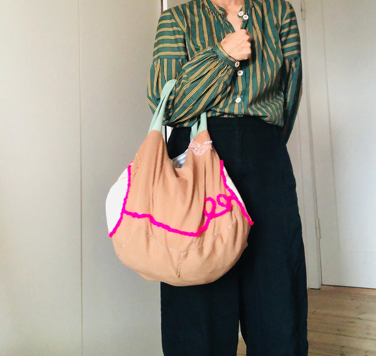 Bag 手縫いのバッグ 布製　トートバッグ　スローファッション　ハンドメイド　2545