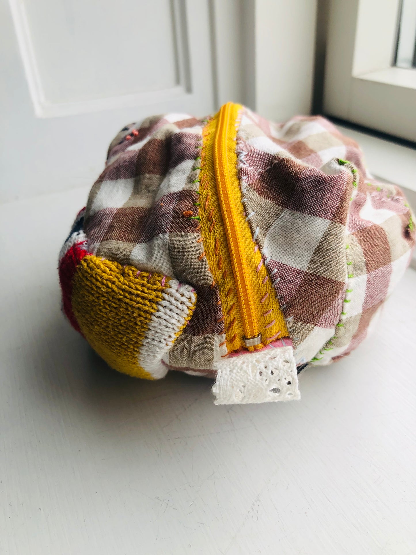 ポーチ　　手縫い　布製　 ペンケース　小物入れ　ハンドメイド　ビーズ刺繍　2465