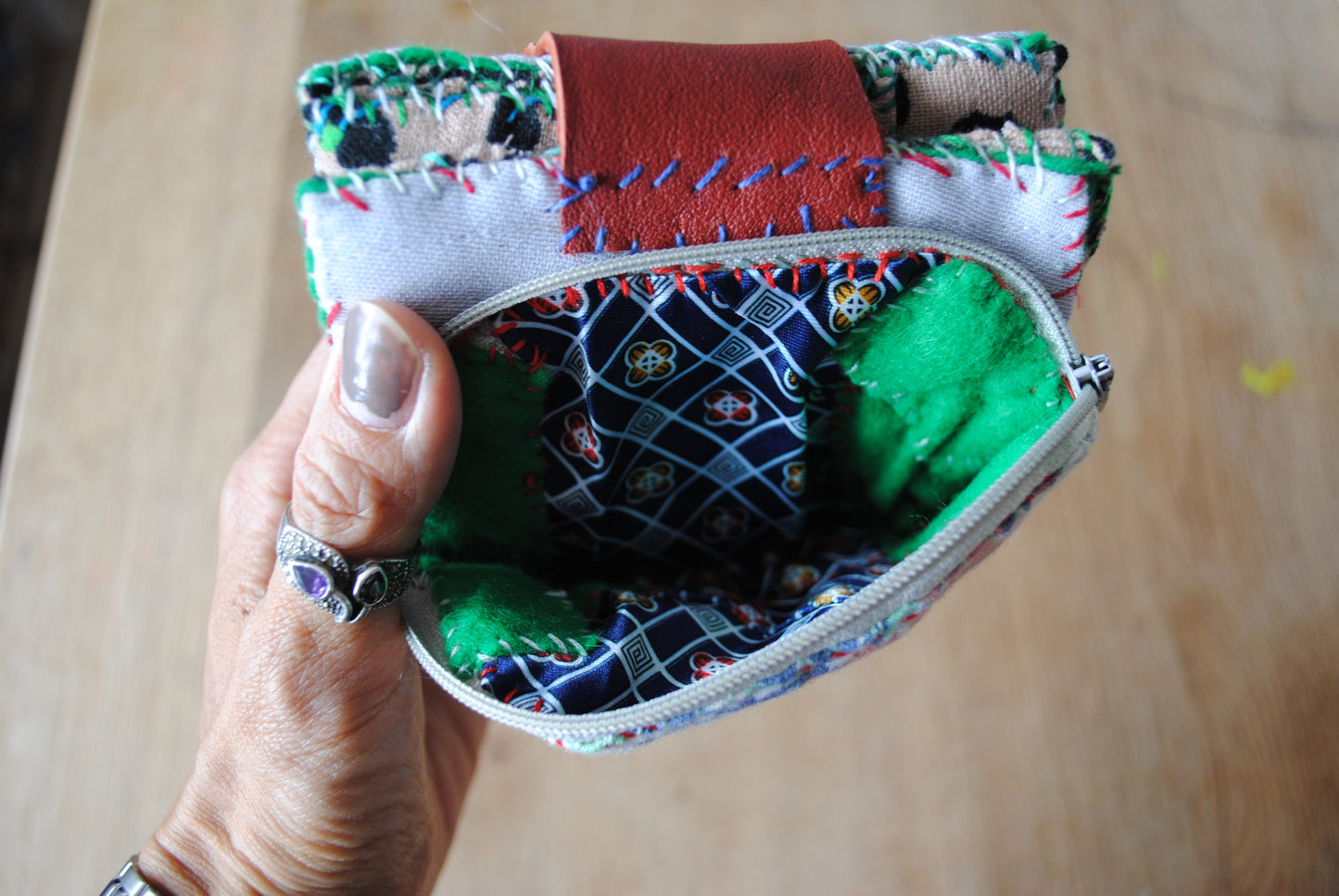 財布　布財布　ハンドメイド　手縫い　刺繍　パッチワーク　二つ折り　1813