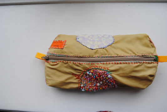 ポーチ　手縫い　布製　 ペンケース　小物入れ　ハンドメイド　ビーズ刺繍　1799