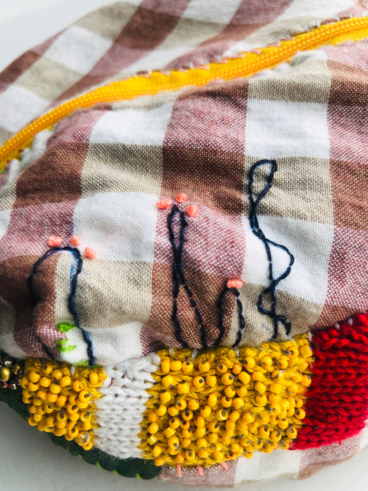 ポーチ　　手縫い　布製　 ペンケース　小物入れ　ハンドメイド　ビーズ刺繍　2465