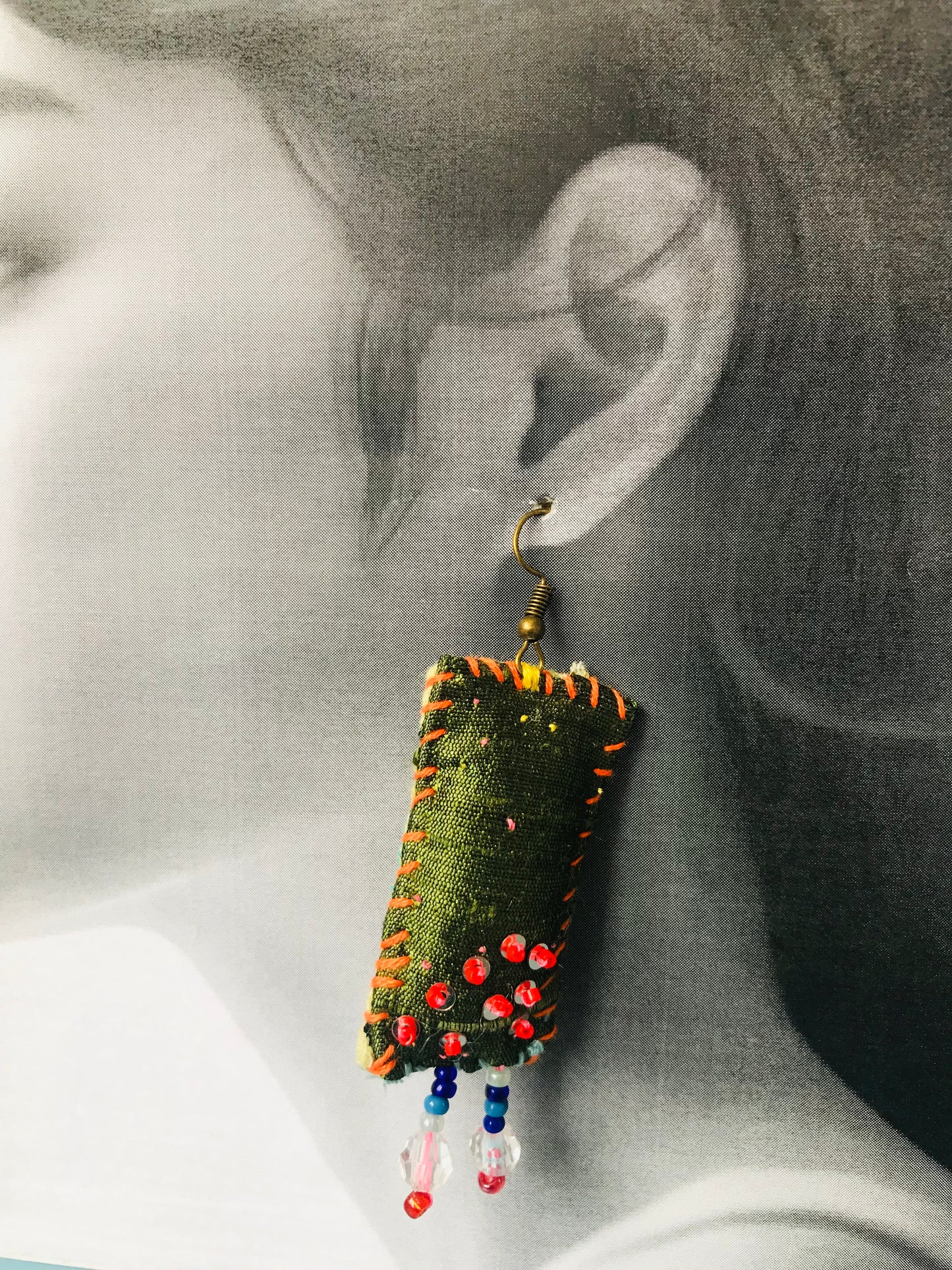 アクセサリー　手縫いのピアス　多分アシンメトリー　イヤリング　ビーズ　  布製　スローファッション　ハンドメイド　1834