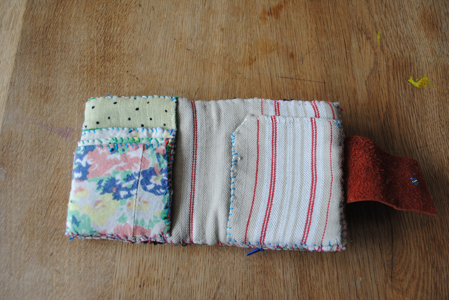 財布　布財布　ハンドメイド　手縫い　刺繍　パッチワーク　二つ折り　1809