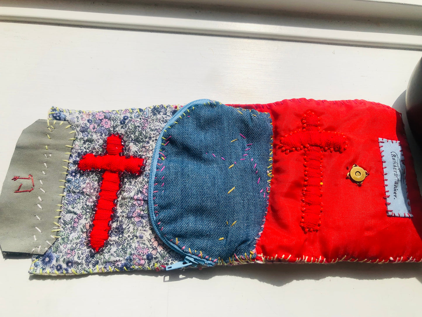 財布　布財布　ハンドメイド　手縫い　刺繍　パッチワーク　二つ折り　2493
