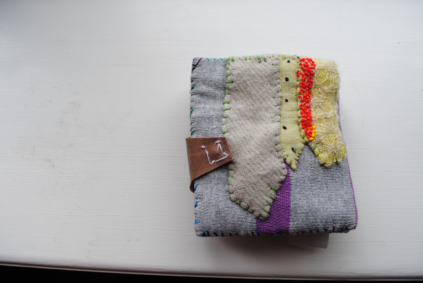 財布　布財布　ハンドメイド　手縫い　刺繍　パッチワーク　二つ折り　1816