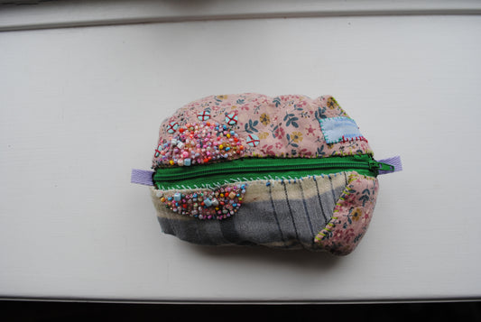ポーチ　手縫い　布製　 ハンドメイド　ビーズ刺繍　1782