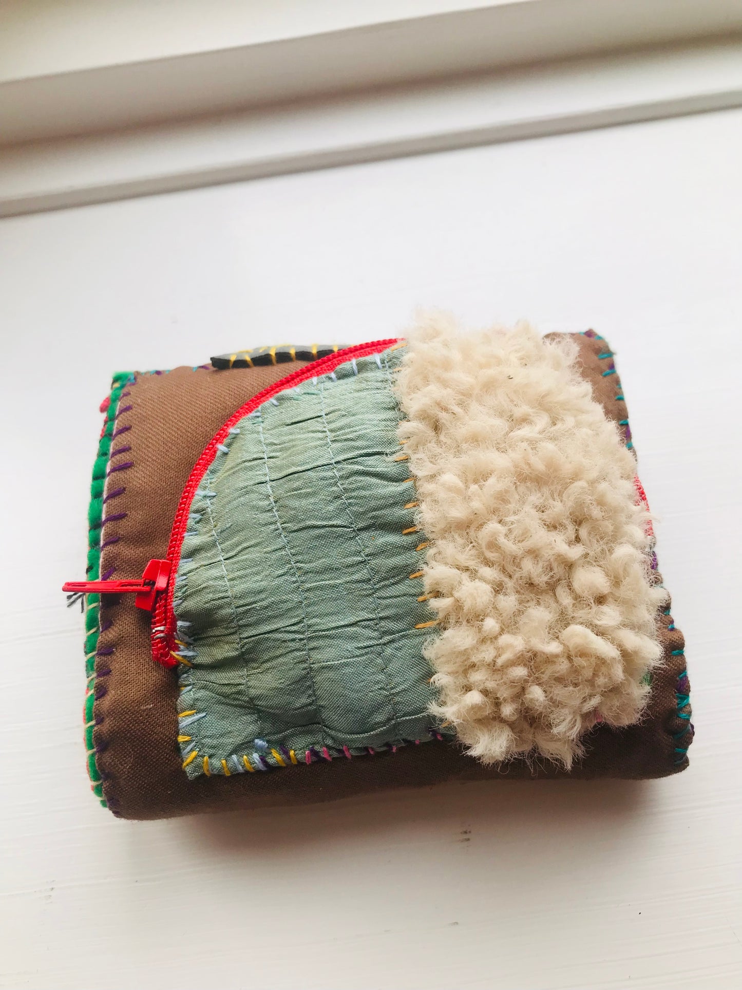 財布　布財布　ハンドメイド　手縫い　刺繍　パッチワーク　二つ折り　1917