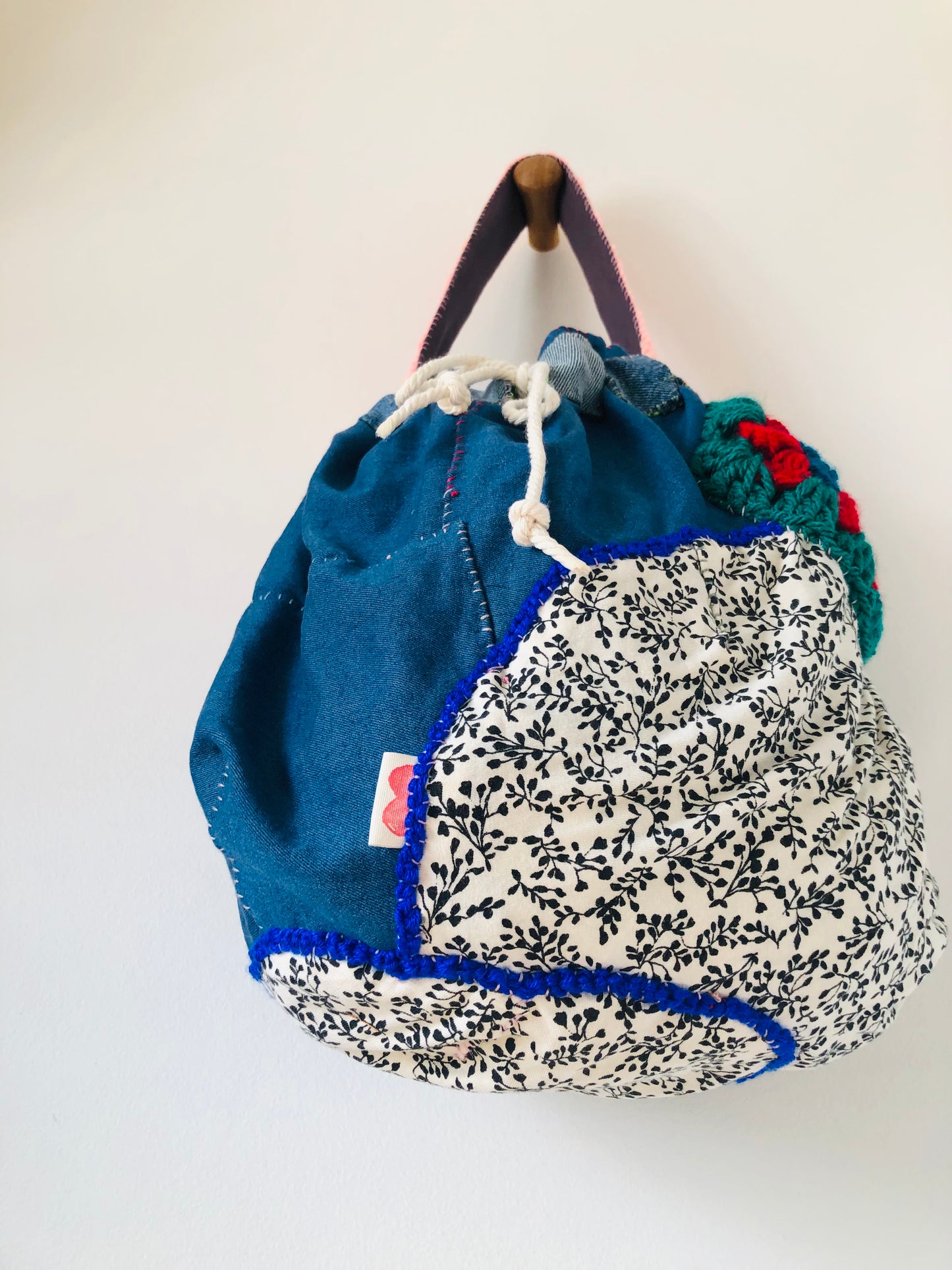 Bag 手縫いのバッグ 布製　巾着　トートバッグ　ワンハンドルバッグ　北欧　スローファッション　ハンドメイド　2518
