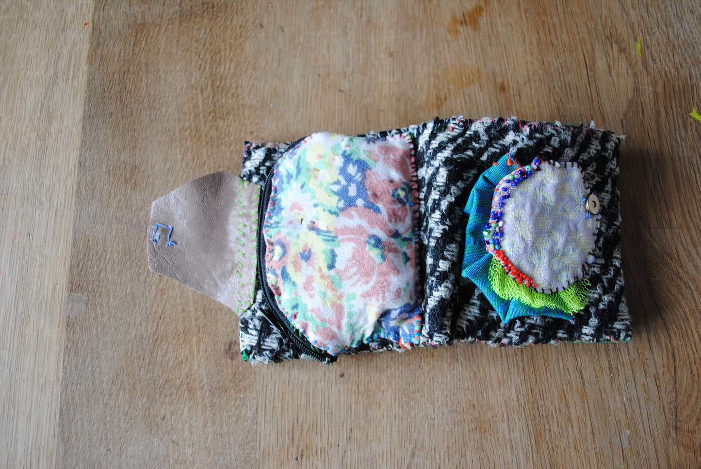 財布　布財布　ハンドメイド　手縫い　刺繍　パッチワーク　二つ折り　1814