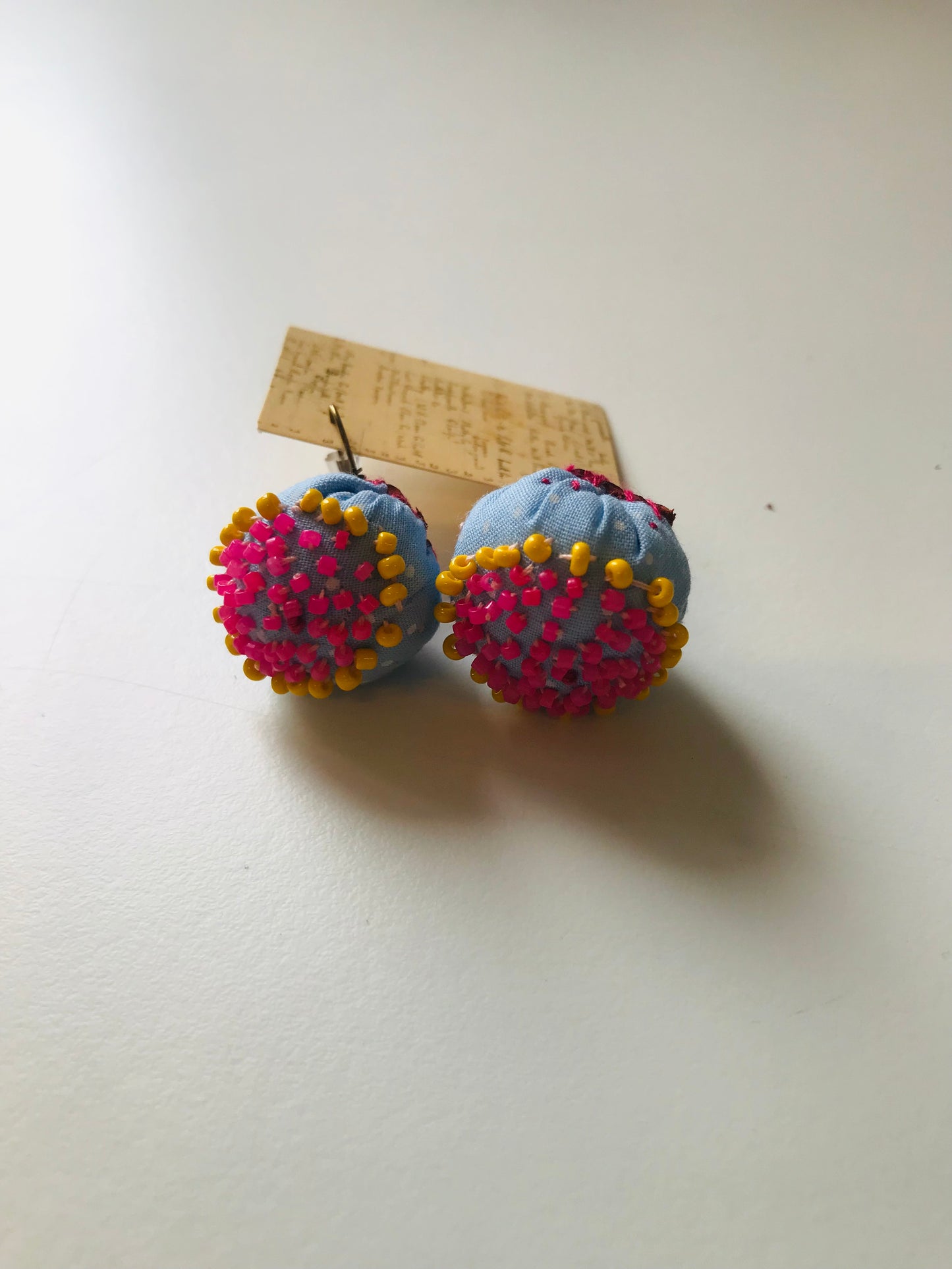 アクセサリー　手縫いのピアス　多分アシンメトリー　イヤリング　ビーズ　  布製　スローファッション　ハンドメイド　1842