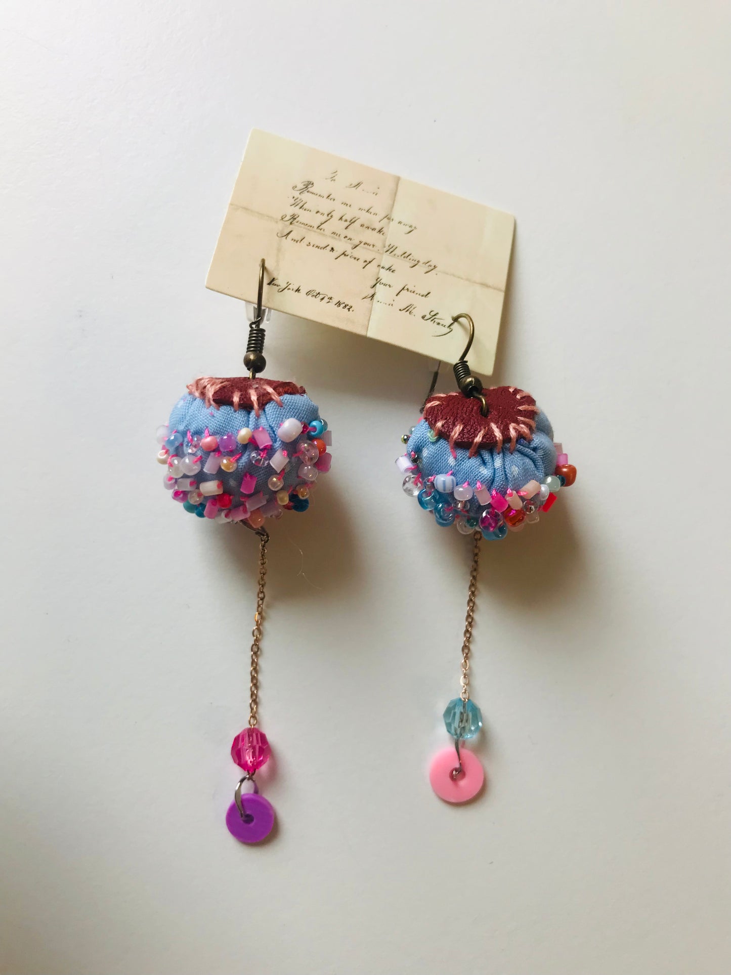アクセサリー　手縫いのピアス　多分アシンメトリー　イヤリング　ビーズ　  布製　スローファッション　ハンドメイド　1840