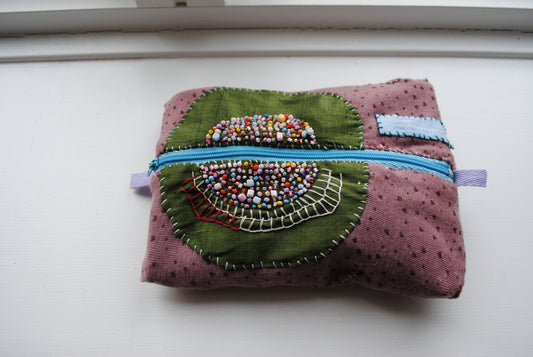 ポーチ　手縫い　布製　 ハンドメイド　ビーズ刺繍　1794