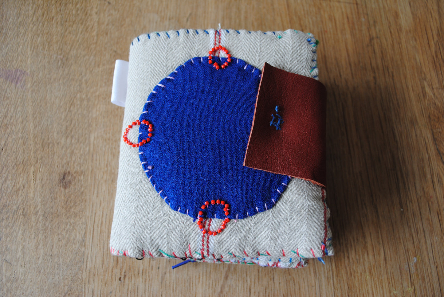 財布　布財布　ハンドメイド　手縫い　刺繍　パッチワーク　二つ折り　1809