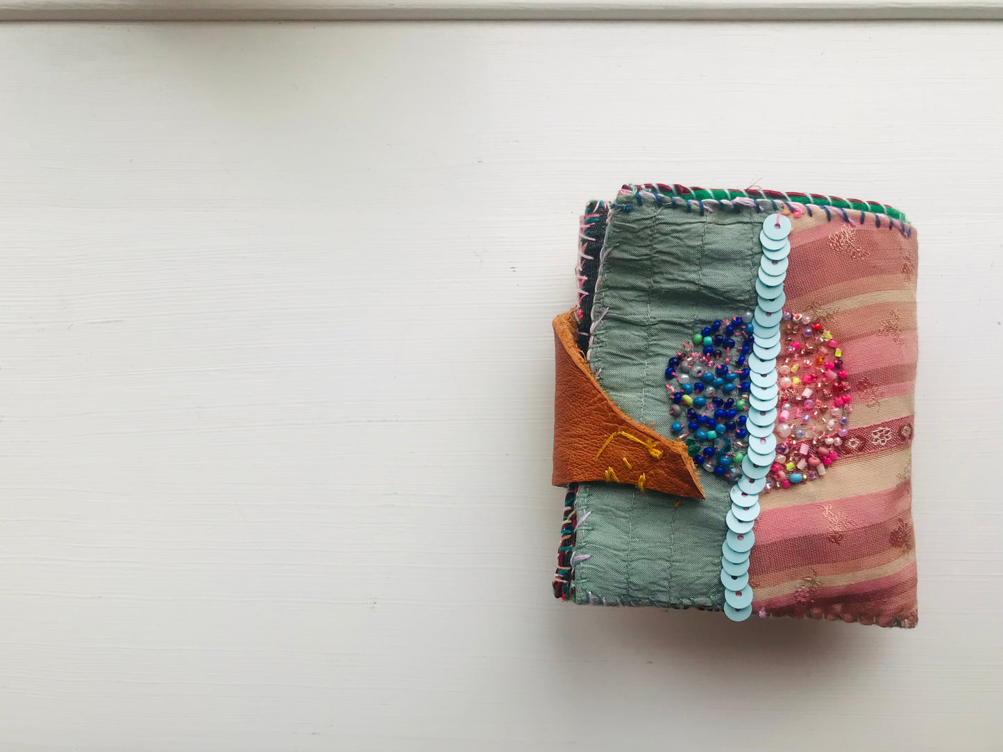 財布　布財布　ハンドメイド　手縫い　刺繍　パッチワーク　二つ折り　1916