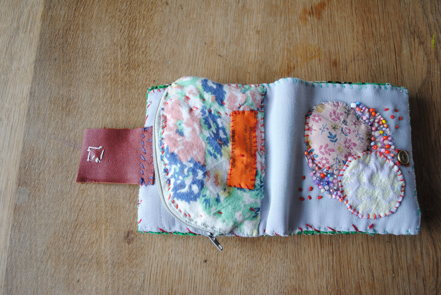 財布　布財布　ハンドメイド　手縫い　刺繍　パッチワーク　二つ折り　1813