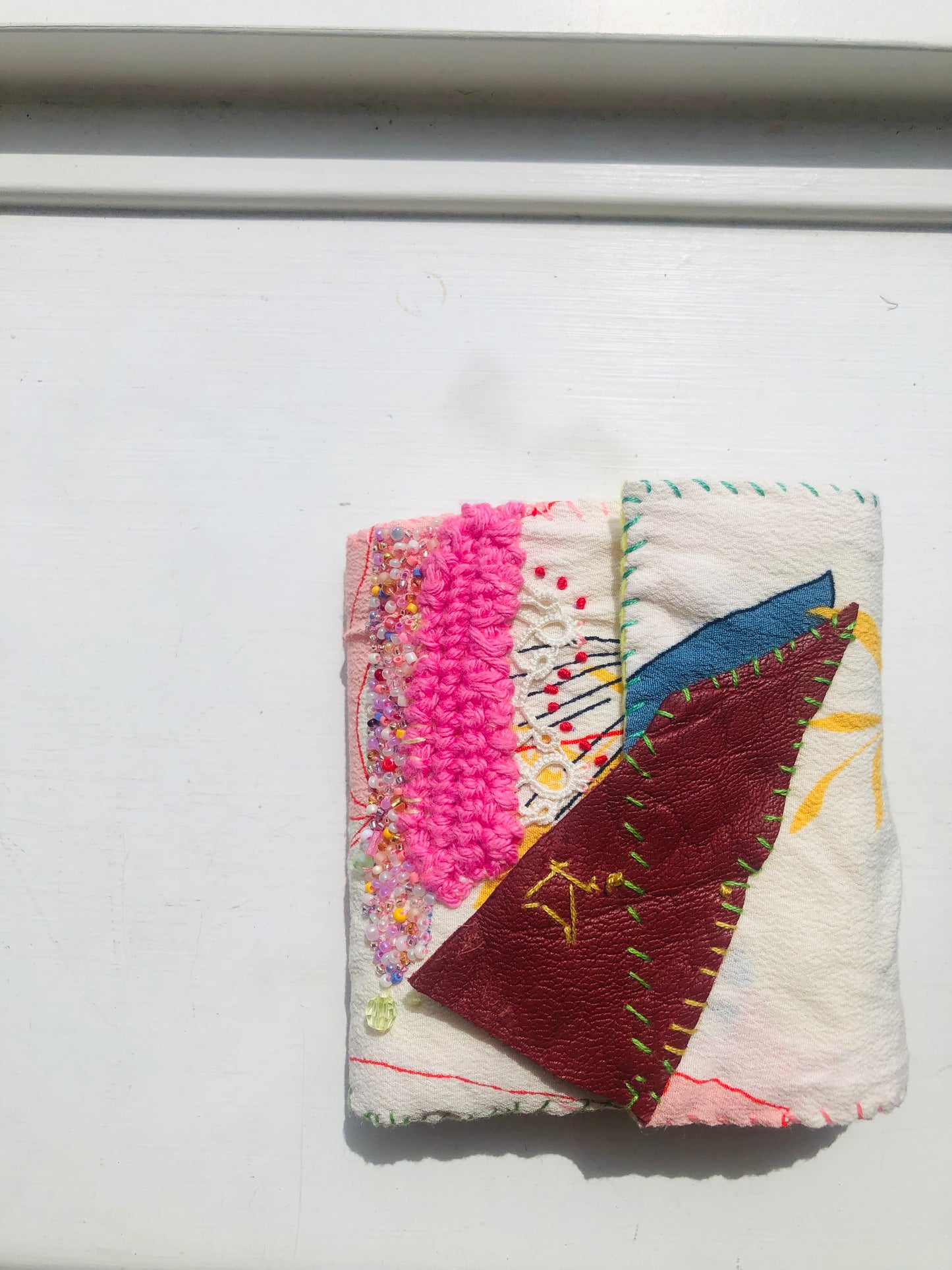 財布　布財布　ハンドメイド　手縫い　刺繍　パッチワーク　二つ折り　2491