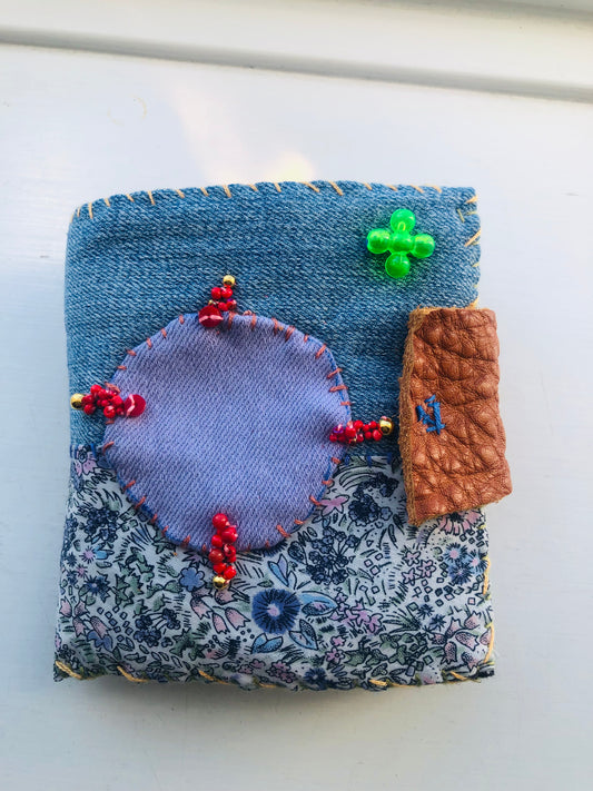 財布　布財布　ハンドメイド　手縫い　刺繍　パッチワーク　二つ折り　2445