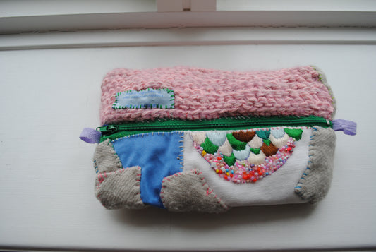 ポーチ　手縫い　布製　 ペンケース　小物入れ　ハンドメイド　ビーズ刺繍　1795
