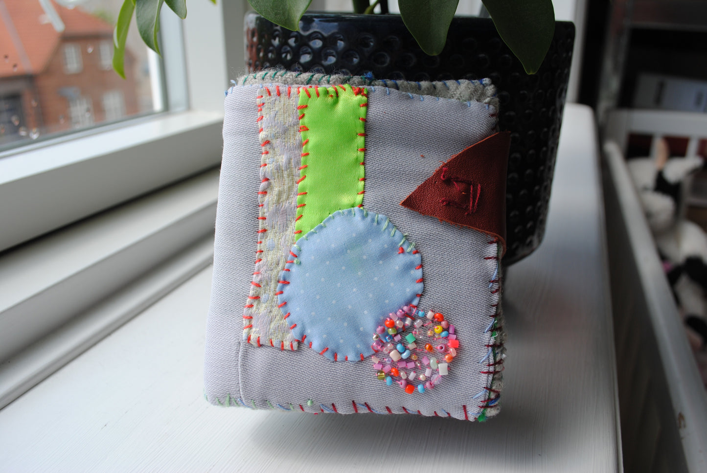 財布　布財布　ハンドメイド　手縫い　刺繍　パッチワーク　二つ折り　1812