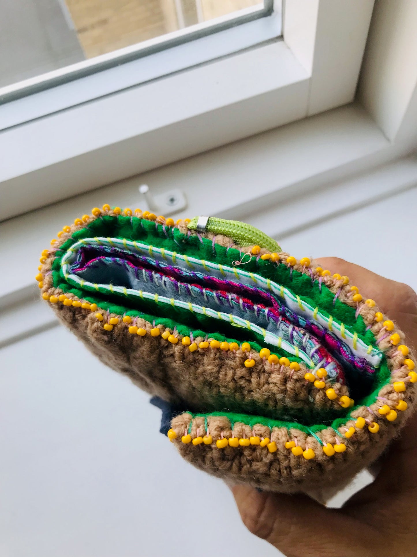 財布　布財布　ハンドメイド　手縫い　刺繍　パッチワーク　二つ折り　2073