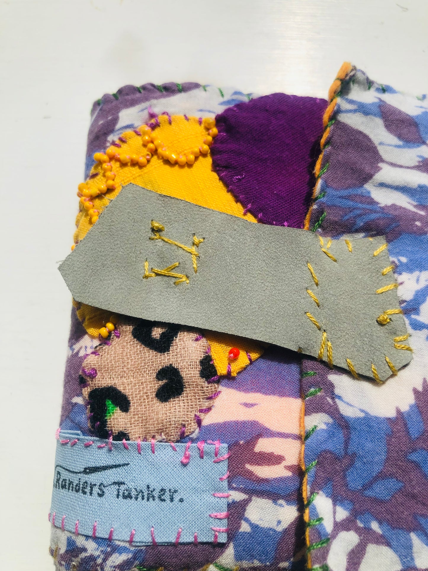 財布　布財布　ハンドメイド　手縫い　刺繍　パッチワーク　二つ折り　2489