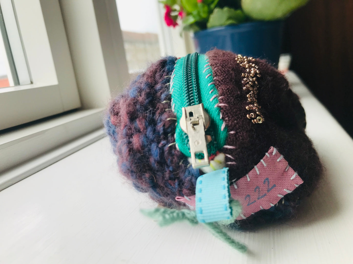 Pouch, hand-sewn, fabric, pen case, accessory case, handmade, bead embroidery 2046