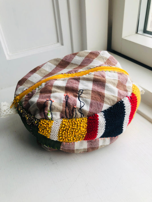 ポーチ　　手縫い　布製　 ペンケース　小物入れ　ハンドメイド　ビーズ刺繍　2465