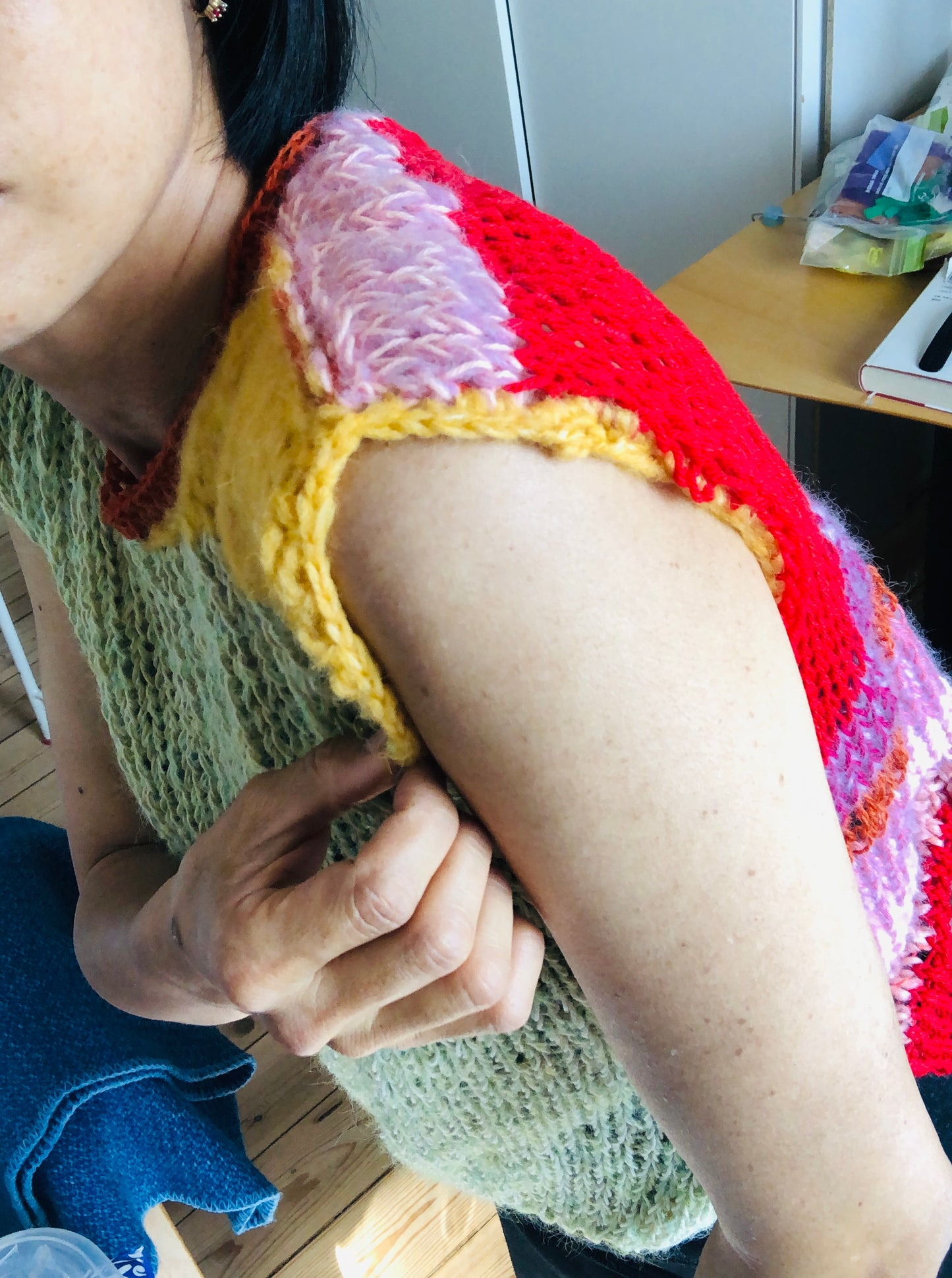 Sweater, hand-knitted, slow fashion, fancy yarn, one-of-a-kind, short-sleeved, 2517