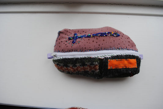 ポーチ　手縫い　布製　 ペンケース　小物入れ　ハンドメイド　ビーズ刺繍　1786