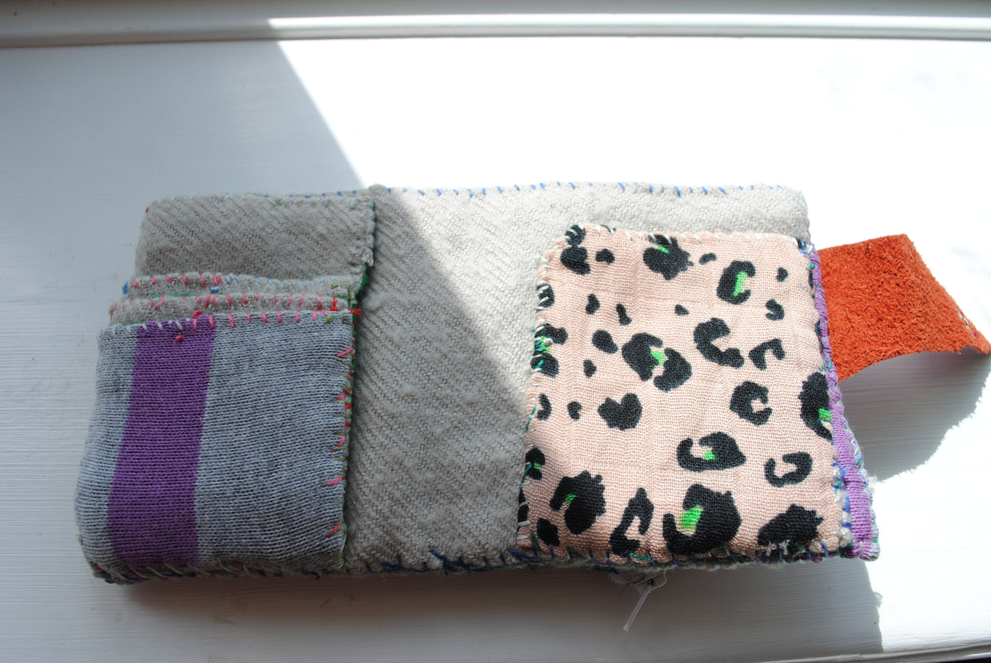 財布　布財布　ハンドメイド　手縫い　刺繍　パッチワーク　二つ折り　1812