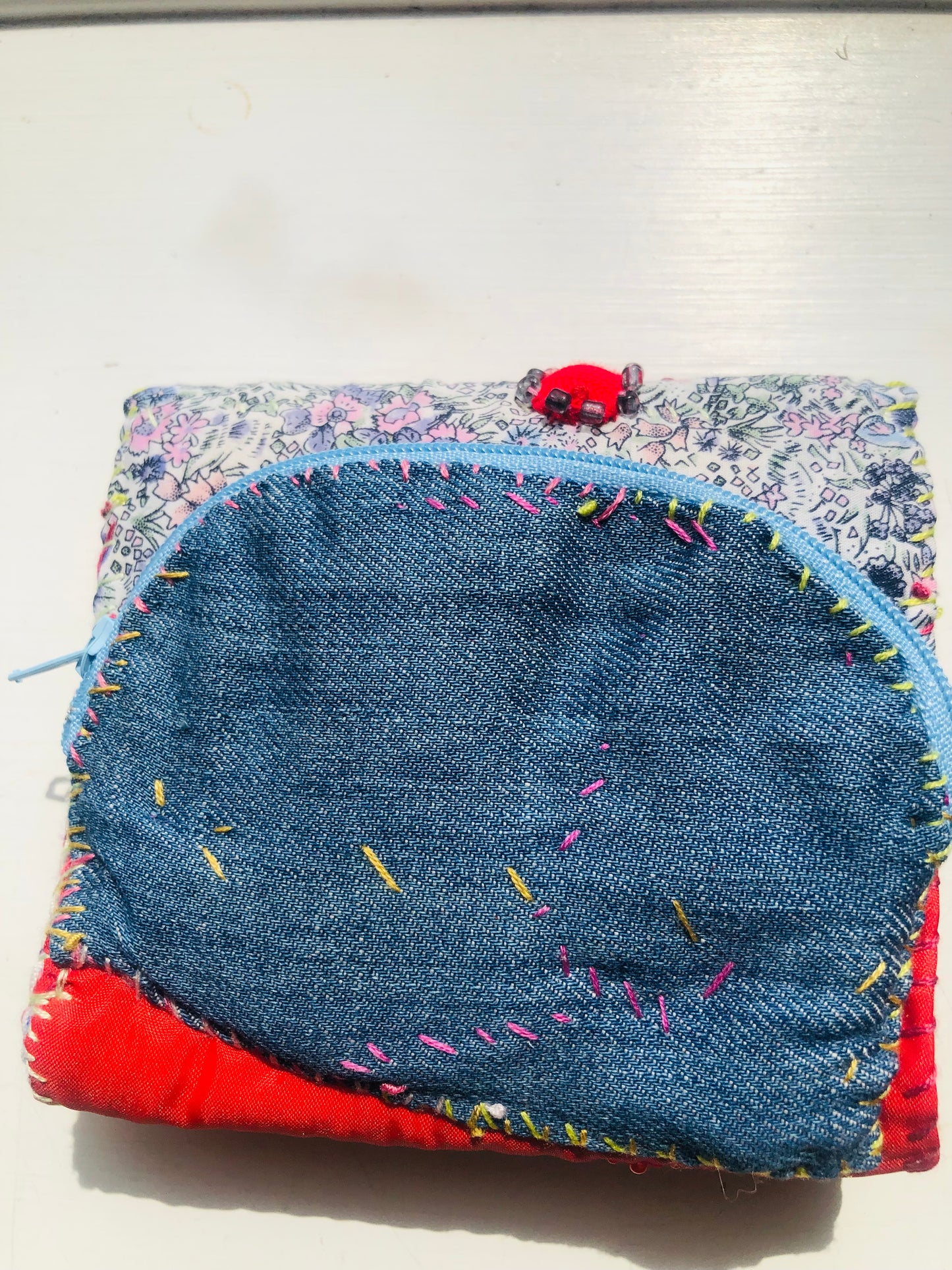 財布　布財布　ハンドメイド　手縫い　刺繍　パッチワーク　二つ折り　2493