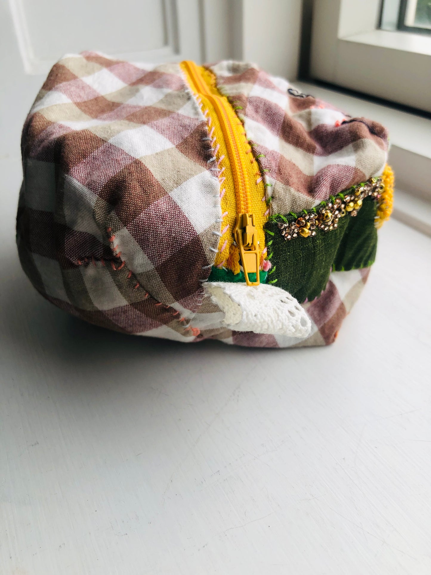 ポーチ　　手縫い　布製　 ペンケース　小物入れ　ハンドメイド　ビーズ刺繍　2465
