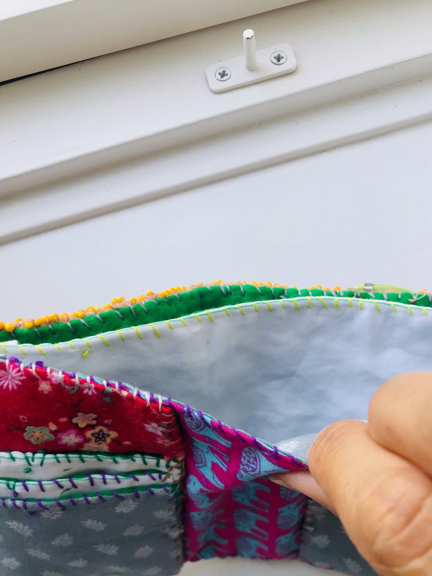 財布　布財布　ハンドメイド　手縫い　刺繍　パッチワーク　二つ折り　2073