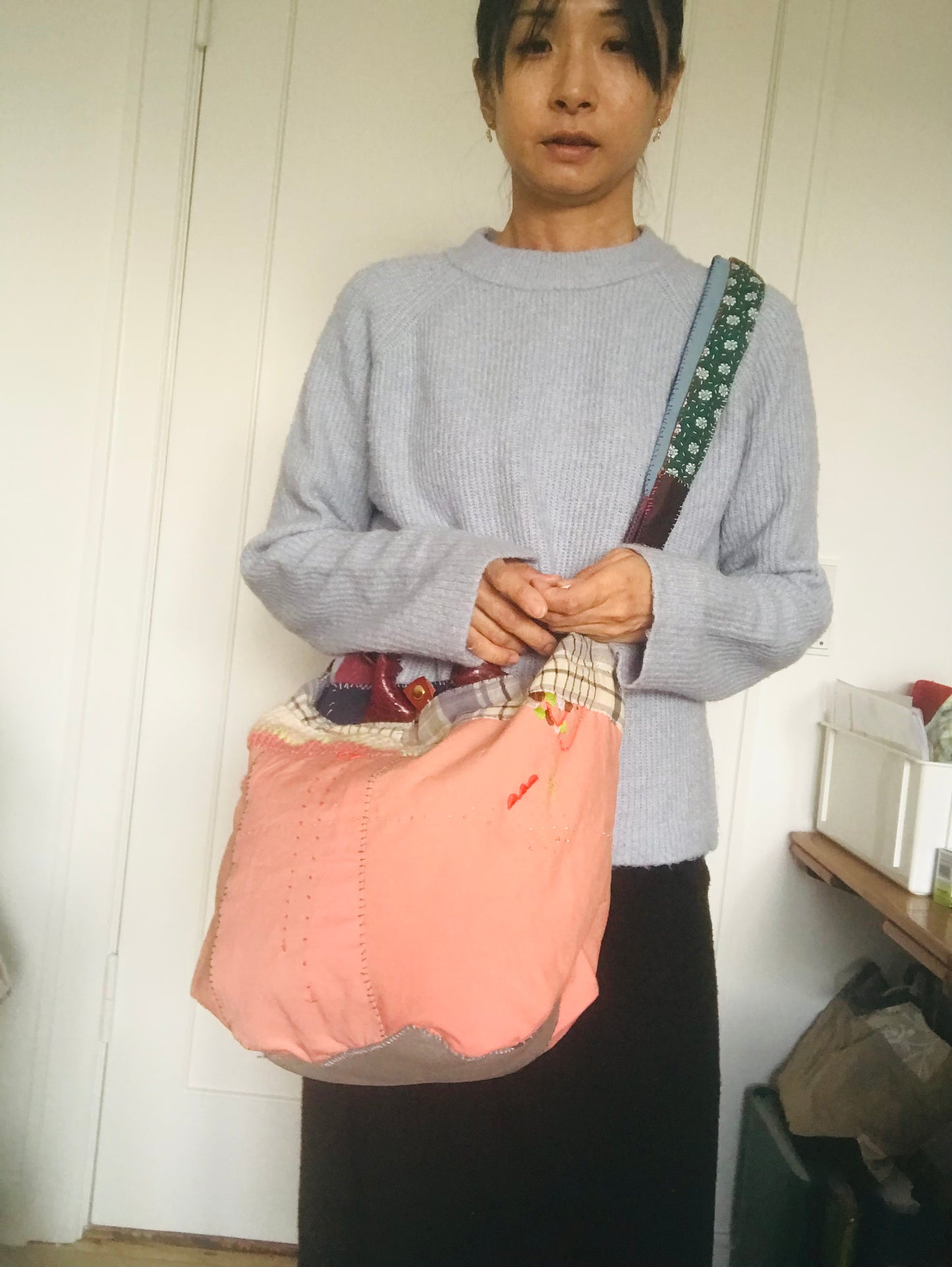 Bag   手縫いのバッグ　  布製　本革持ち手　スローファッション　ハンドメイド　1736