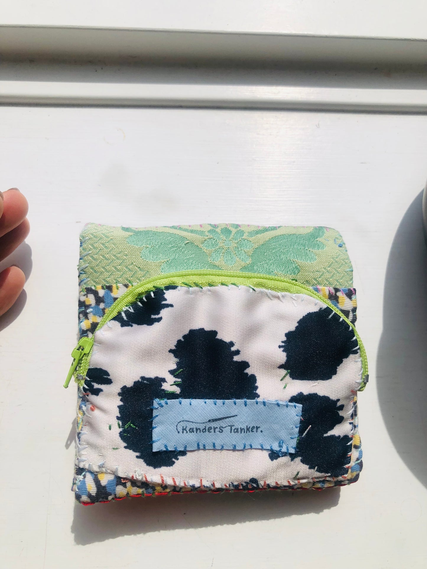 財布　布財布　ハンドメイド　手縫い　刺繍　パッチワーク　二つ折り　2494