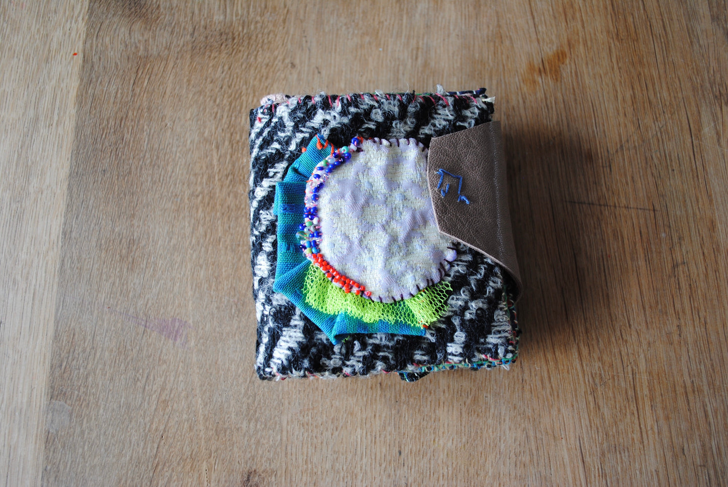 財布　布財布　ハンドメイド　手縫い　刺繍　パッチワーク　二つ折り　1814