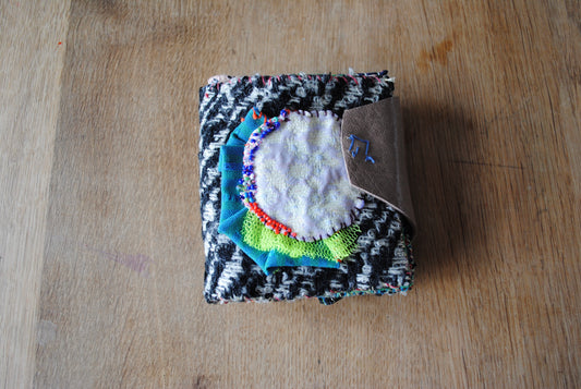財布　布財布　ハンドメイド　手縫い　刺繍　パッチワーク　二つ折り　1814