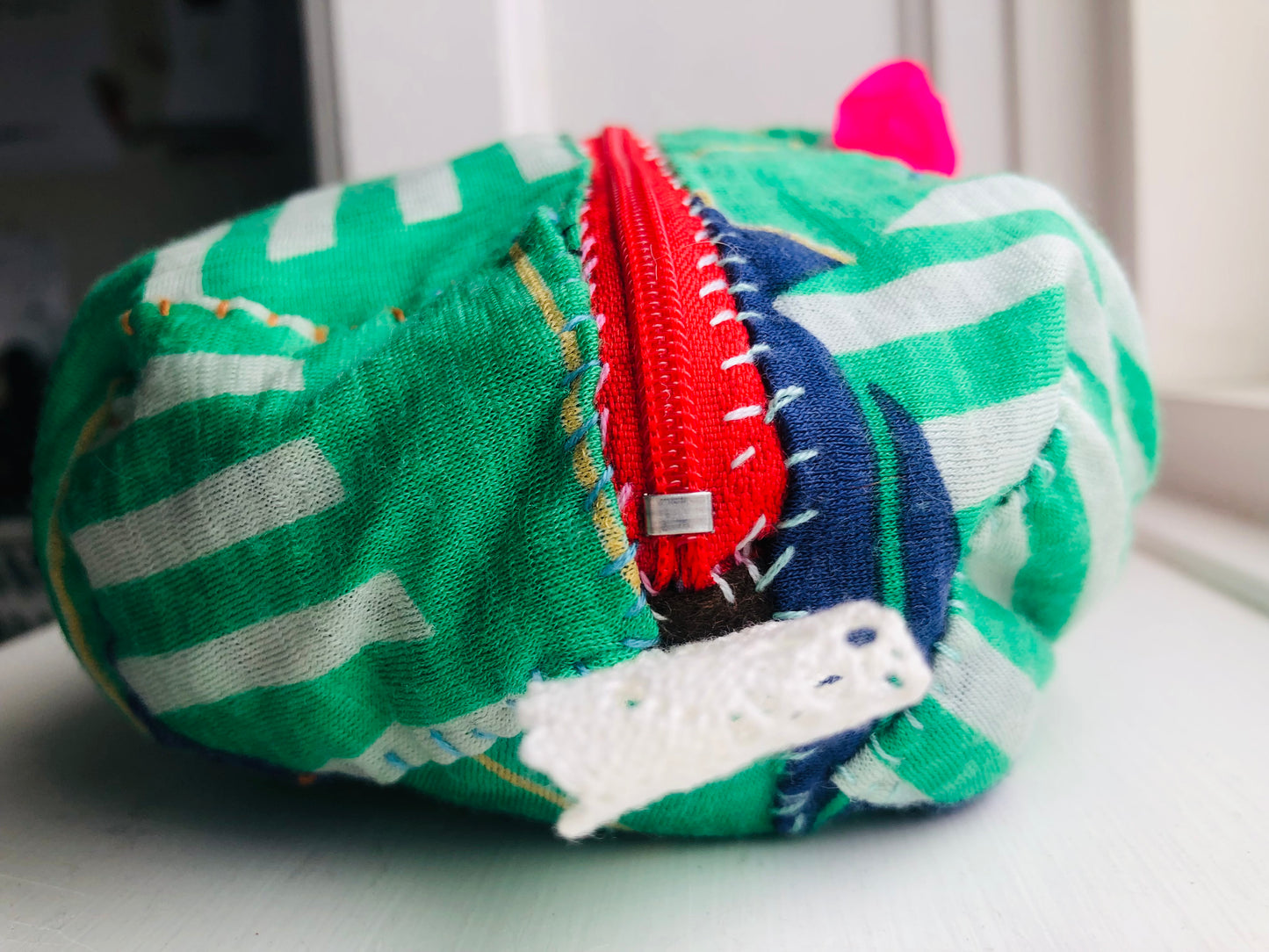 ポーチ　　手縫い　布製　 ペンケース　小物入れ　ハンドメイド　ビーズ刺繍　2467