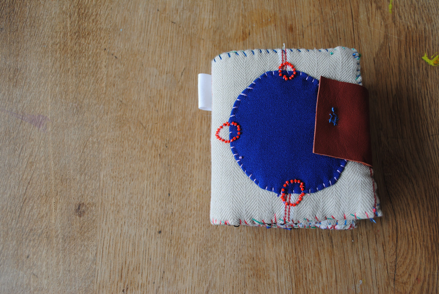 財布　布財布　ハンドメイド　手縫い　刺繍　パッチワーク　二つ折り　1809