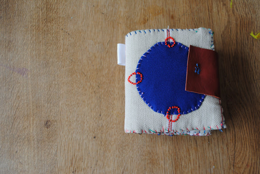 財布　布財布　ハンドメイド　手縫い　刺繍　パッチワーク　二つ折り　1809