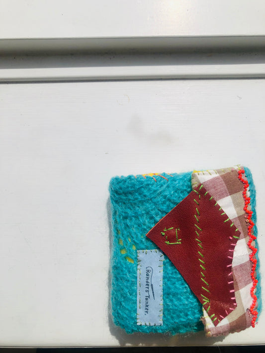 財布　布財布　ハンドメイド　手縫い　刺繍　パッチワーク　二つ折り　2492