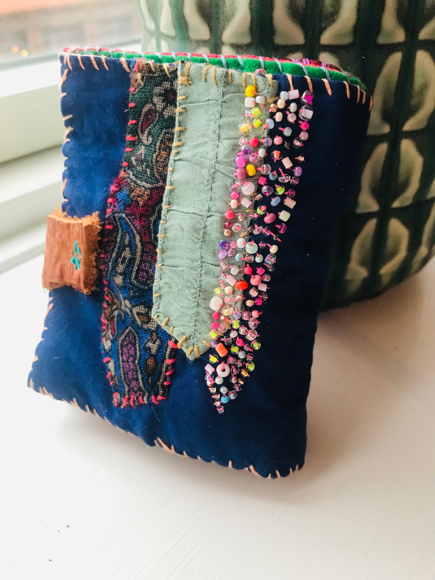 財布　布財布　ハンドメイド　手縫い　刺繍　パッチワーク　二つ折り　1915